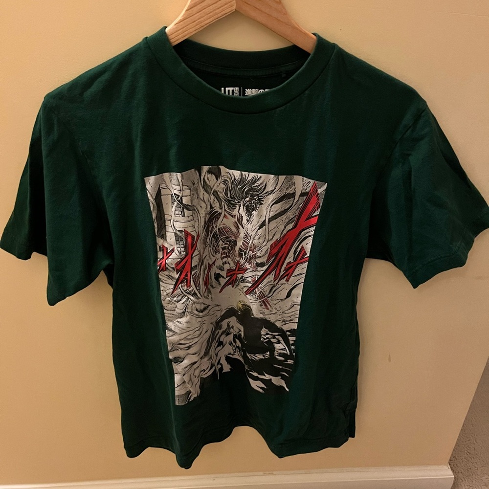Attack on Titan x Uniqlo UT collaboration Anime Green Graphic T-Shirt Size small